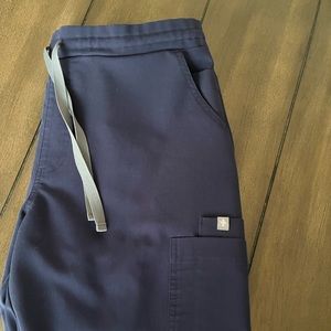 FIGS: WOMENS NAVY BLUE : Size medium                    Yola™ Skinny Scrub Pants
